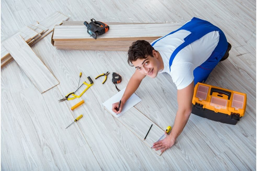 mężczyzna montujący białe panele