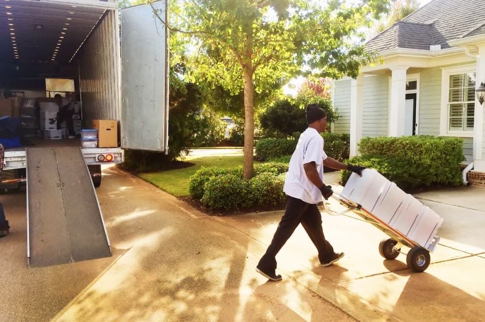 mężczyzna przenoszący rzeczy podczas przeprowadzki