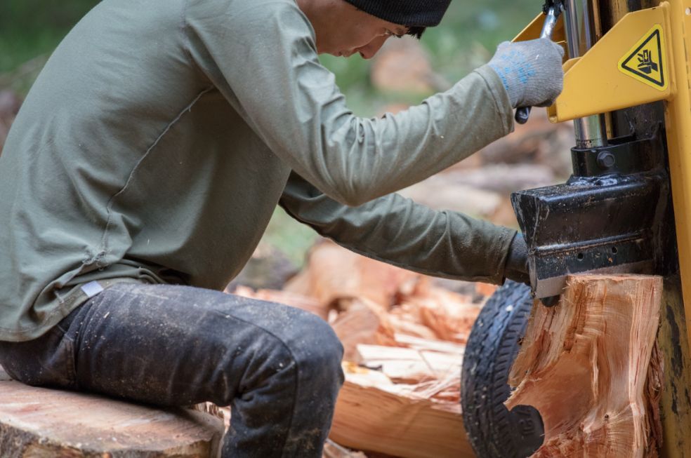 Mężczyzna używający łuparki do drewna