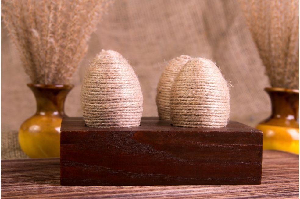 jajka ozdobione sznurkiem jutowym w drewnianym pudełku