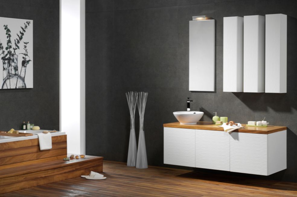 nowoczesna łazienka z czarna z dodatkiem drewna i białych mebli