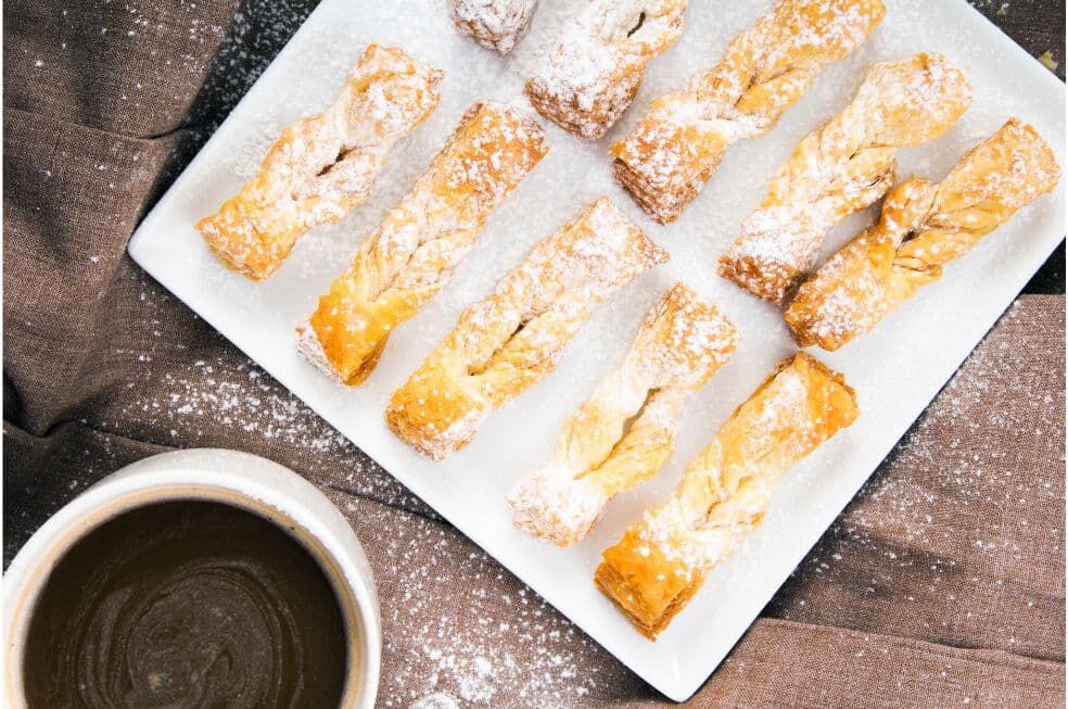 kawa i chrusty na talerzu