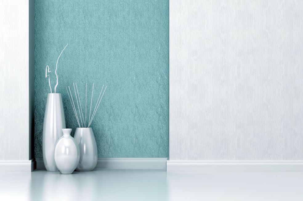 nowoczesne jasne wnętrze z wazonami dekoracyjnymi na podłodze