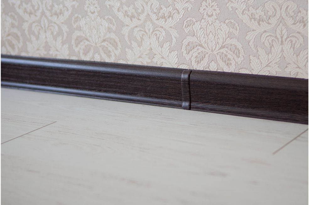 ciemna listwa z plastiku przy płytkach