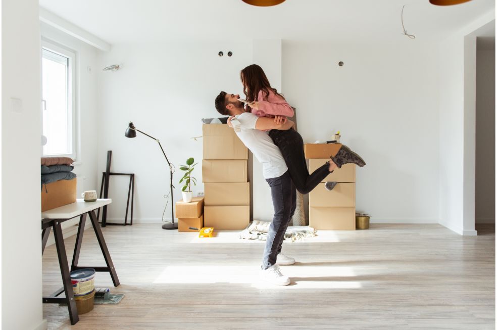 para ciesząca się z nowego mieszkania