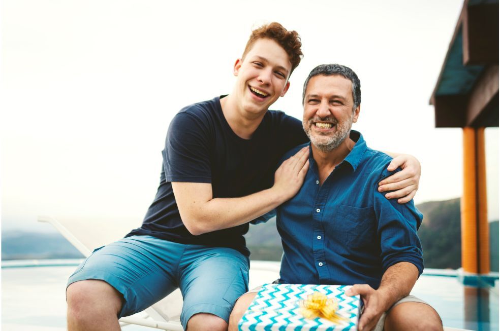 ojciec dający synowi prezent na dzień dziecka