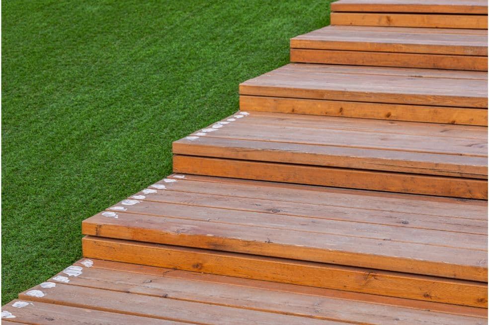 stopnie wyłożone drewnianymi deskami