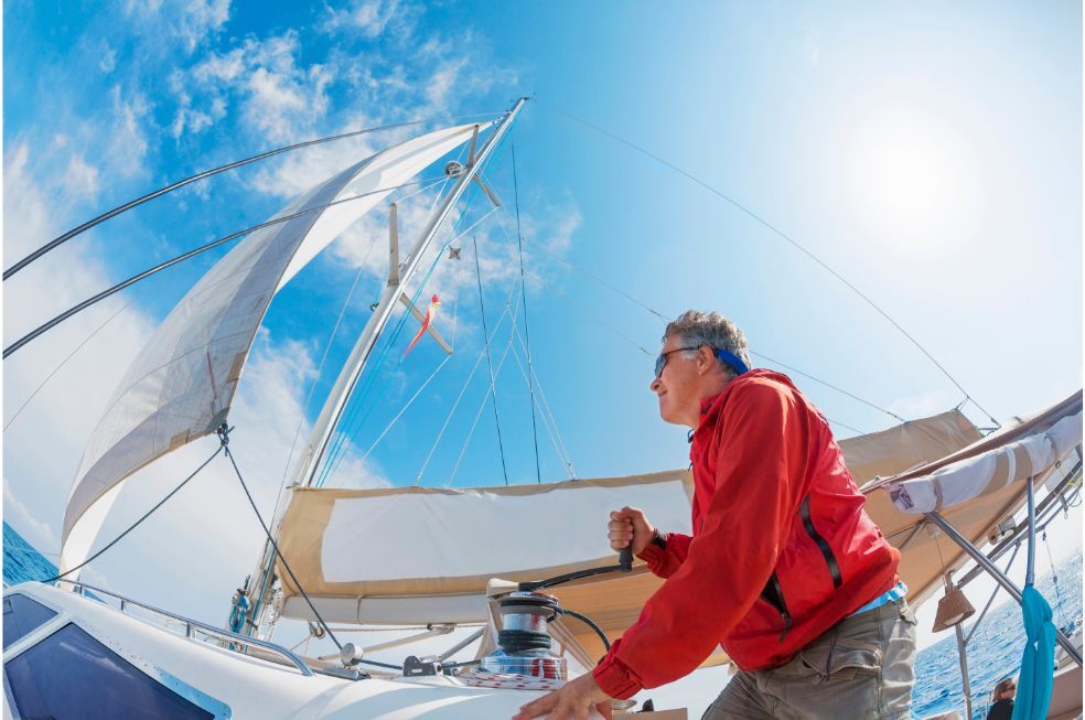 mężczyzna płynący żaglowcem
