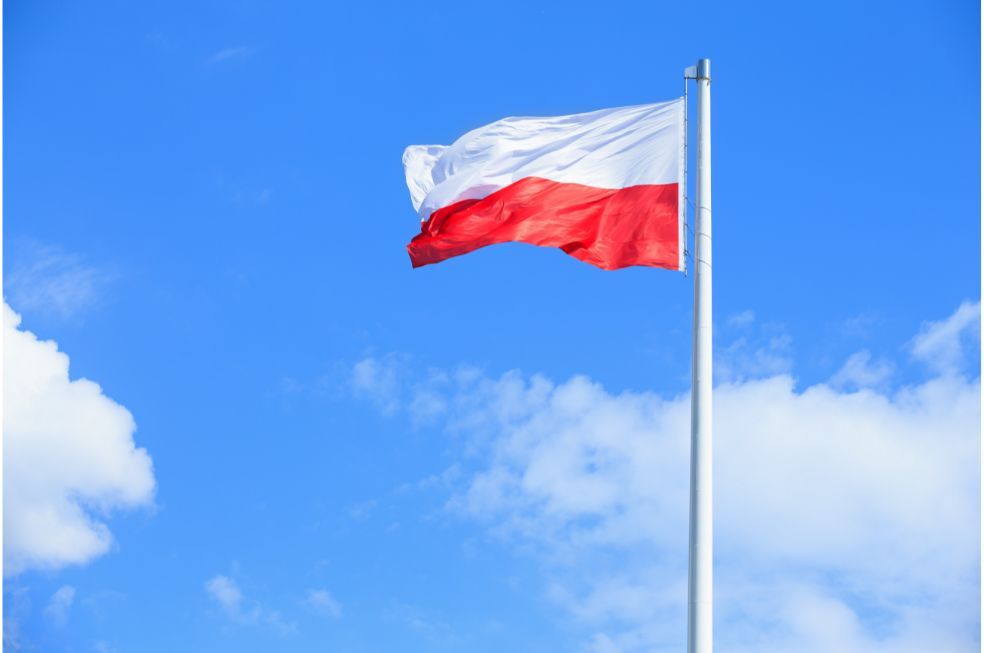 Polska flaga na maszcie
