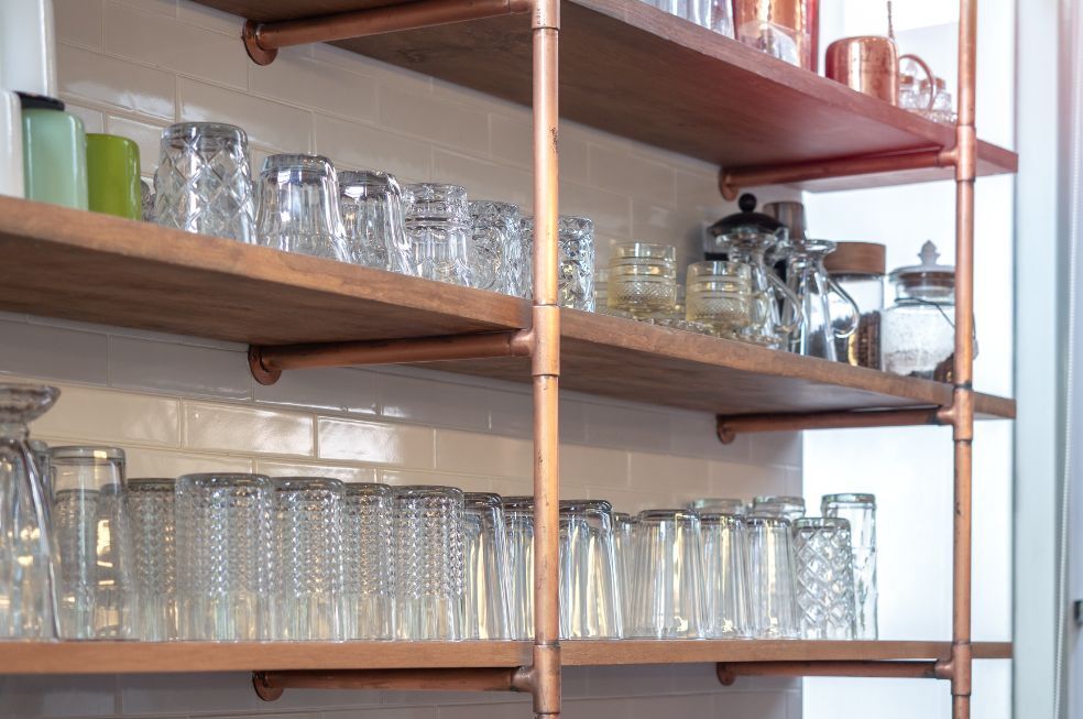 regał na szklanki z desek i rurek miedzianych