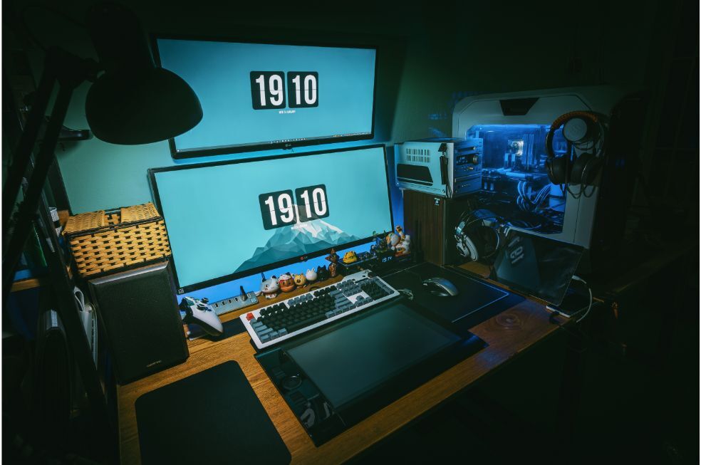 stanowisko do gry na komputerze wyposażone w profesjonalny sprzęt