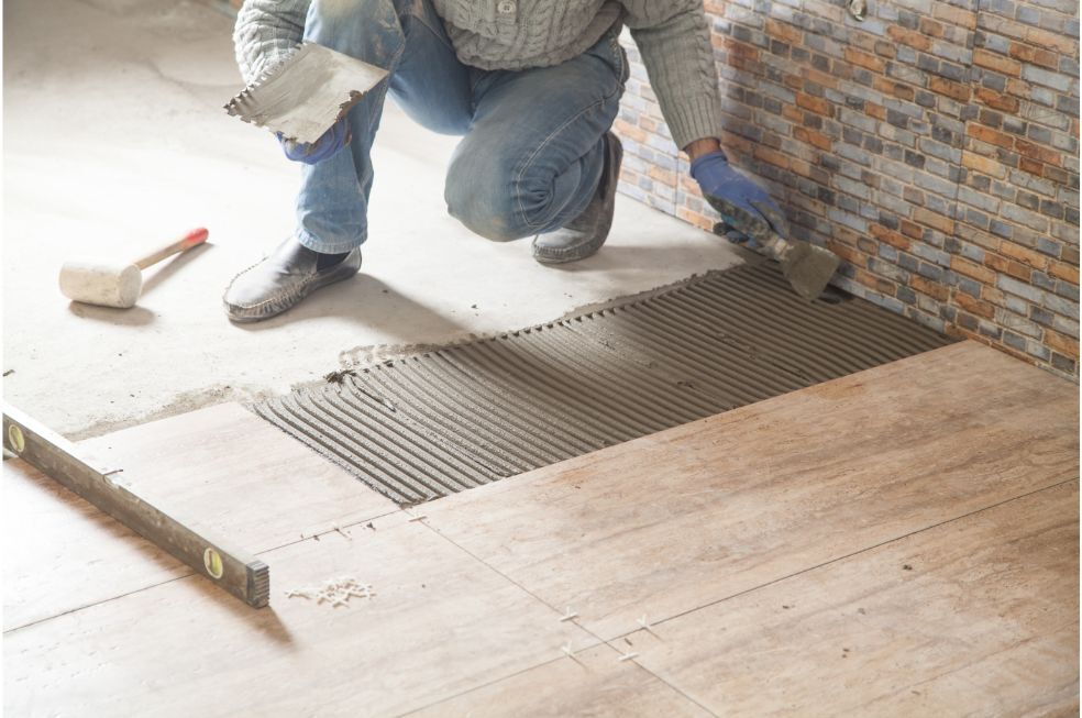 układanie płytek podłogowych