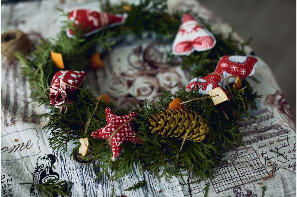 wieniec z gałązek tui na drzwi w świąteczne ozdoby
