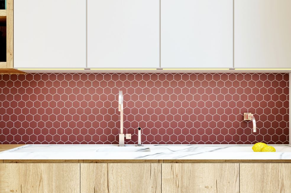 kuchnia z mozaiką 3D nad blatem na ścianie