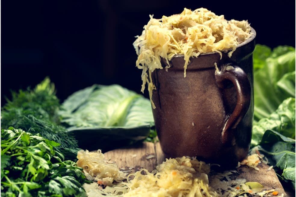 kiszenie kapusty w specjalnej beczce