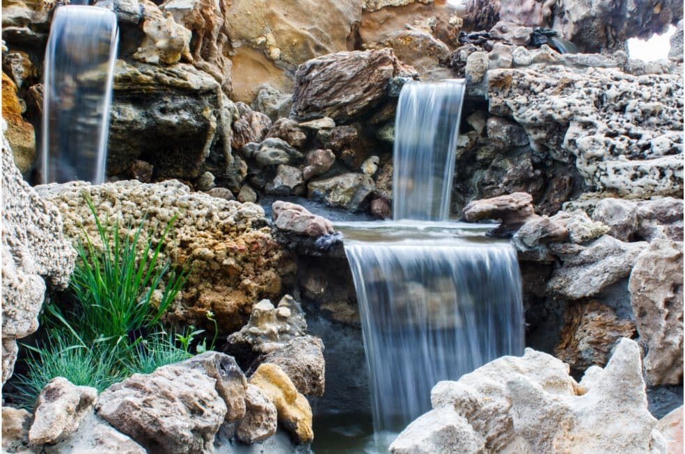 mały wodospad na skałkach