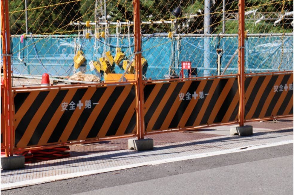 metalowe siatki ogrodzeniowe wokół budowy