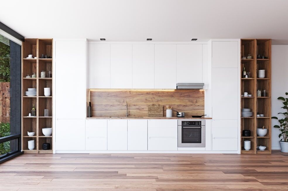 nowoczesna kuchnia biała z drewnianym wykończeniem