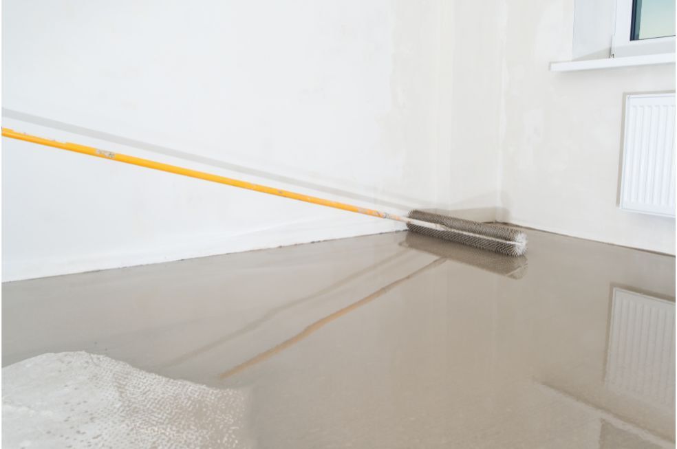 równanie wylewki pod płytki za pomocą szczotki