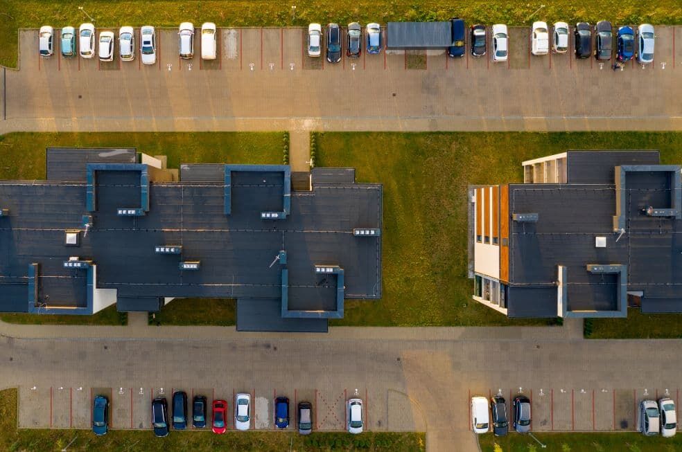 zdjęcie z góry na bloki mieszkalne i parking