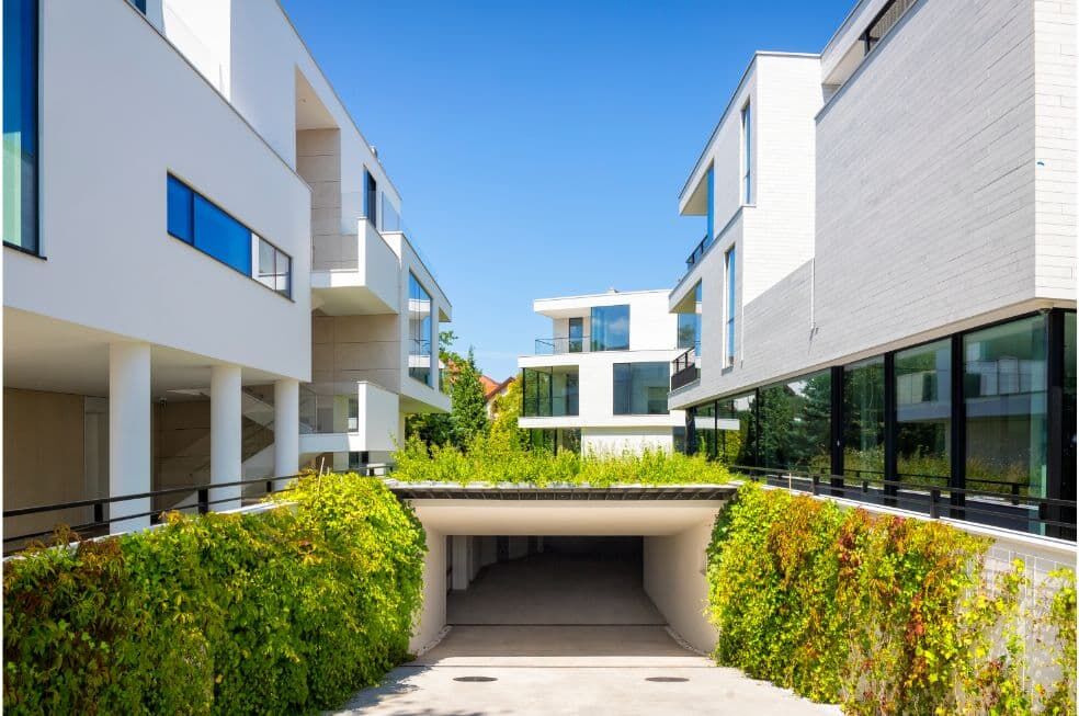 wjazd do garażu podziemnego pod osiedle nowych bloków