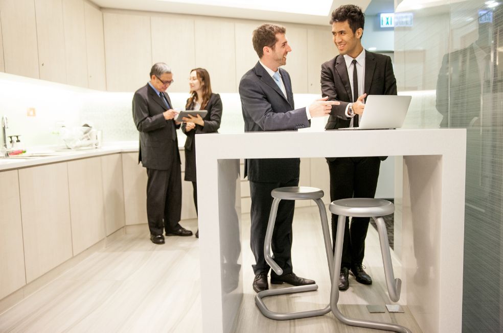 pracownicy korporacji w biurowej kuchni