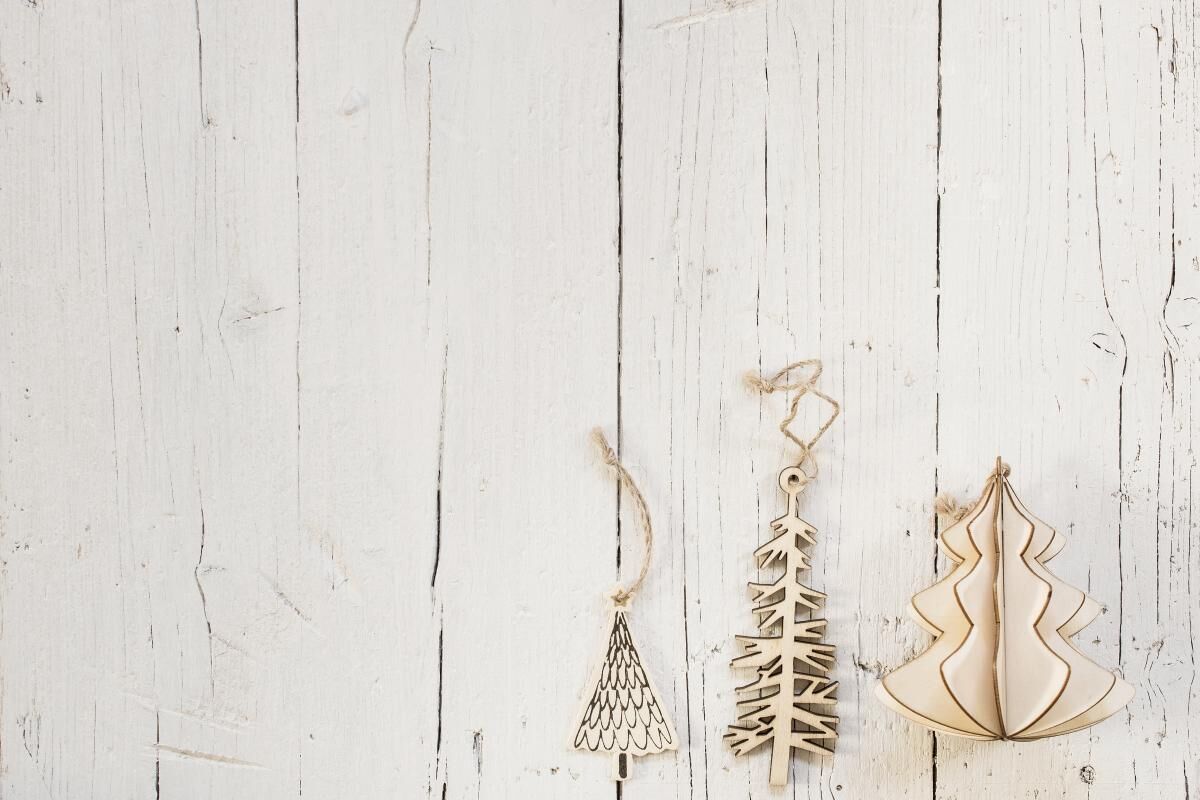 Jakie bombki na choinkę? Ozdoby drewniane