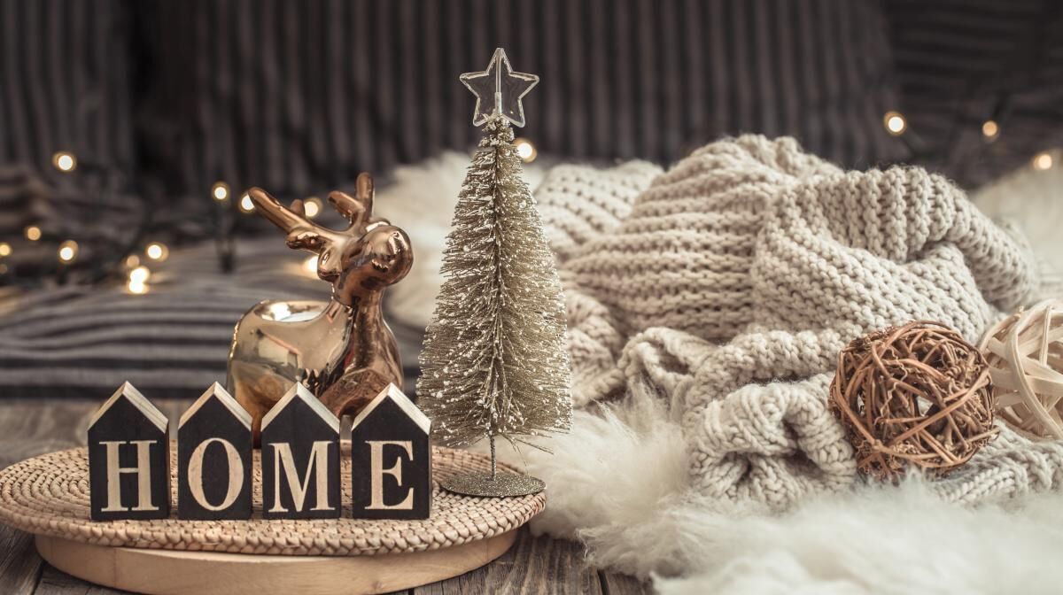 Świąteczne dodatki w przytulnym wnętrzu